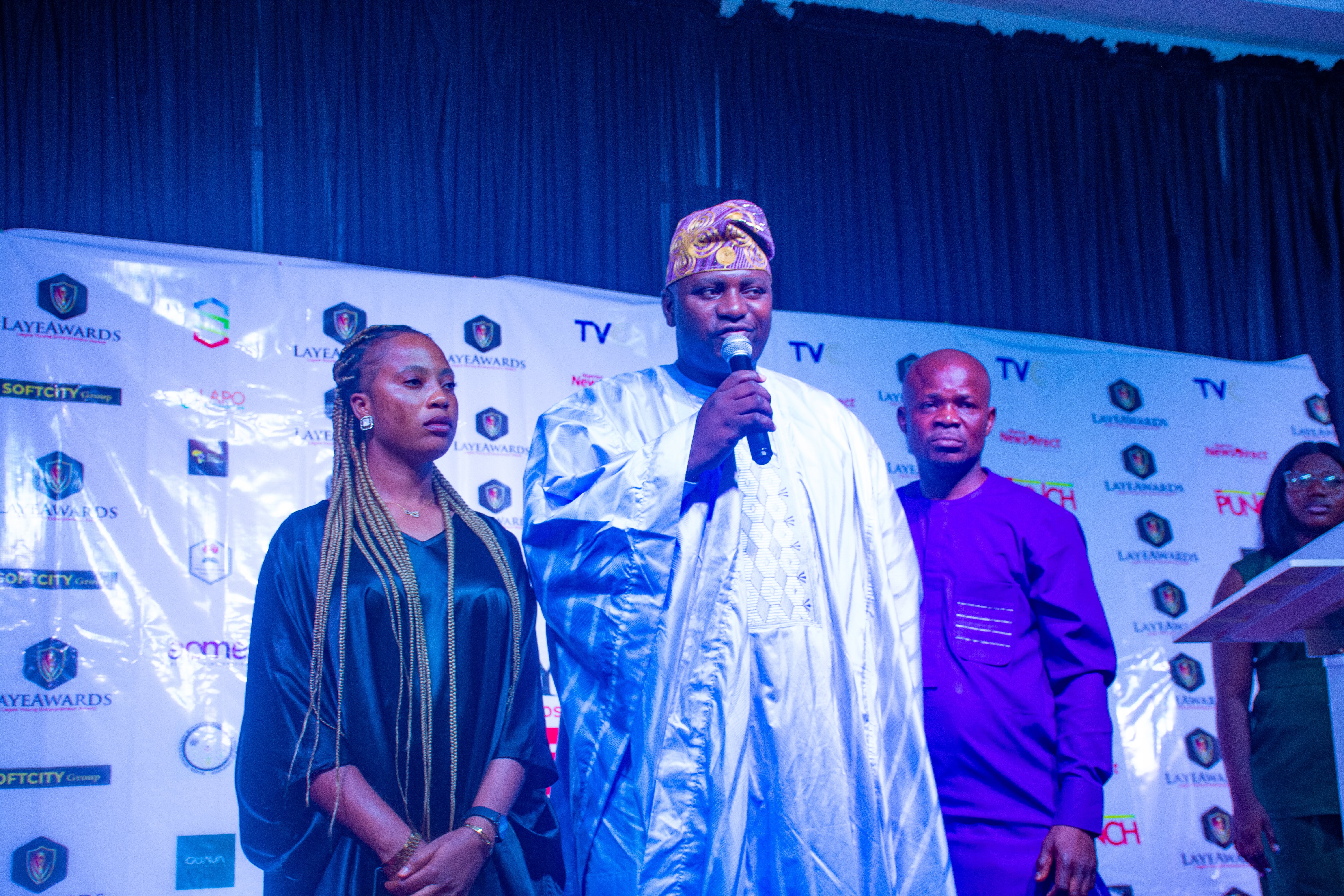 Speeches and applause during the ceremony in Lagos