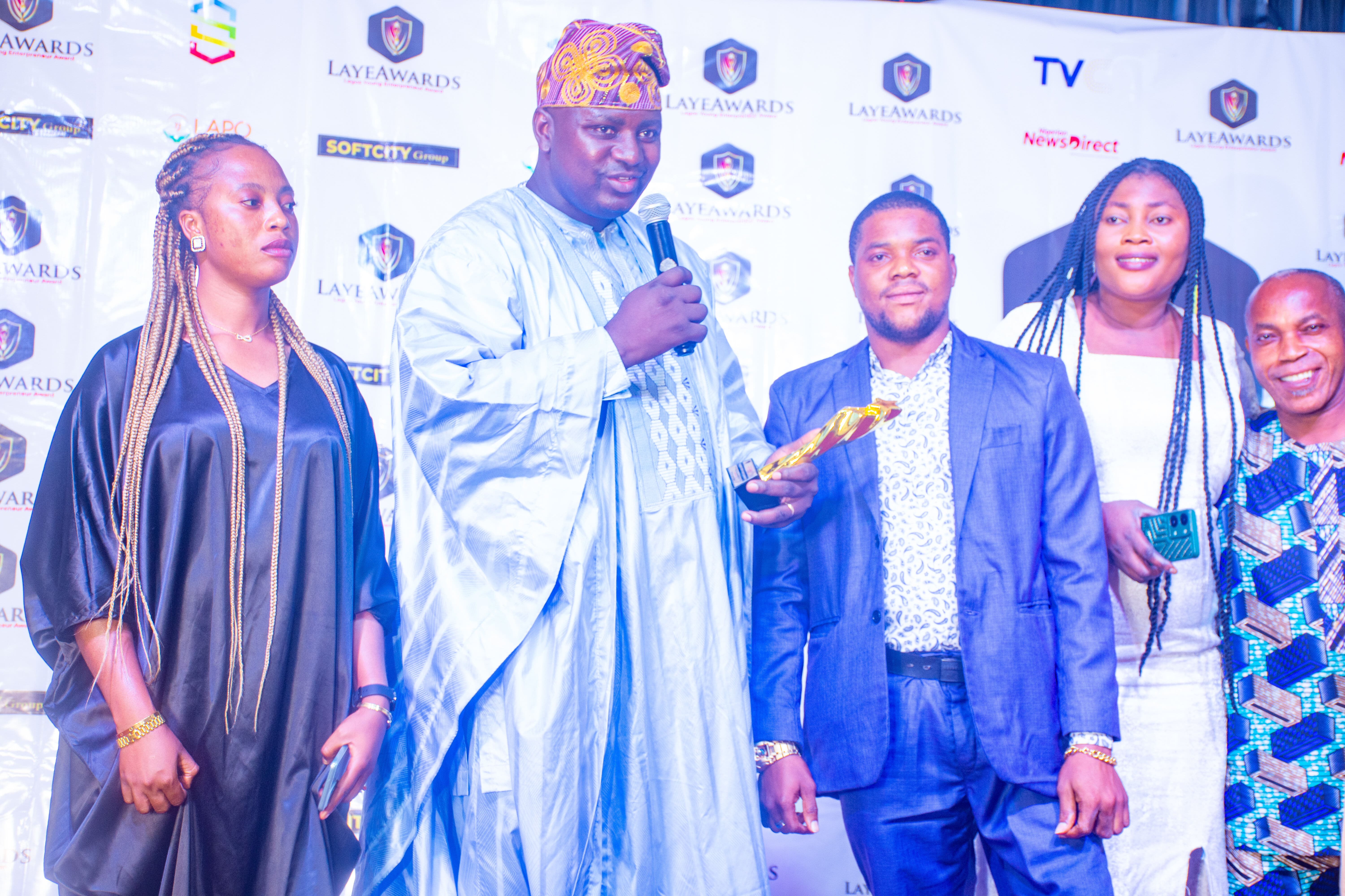 Red carpet duo pose at LAYEAWARDS 2024
