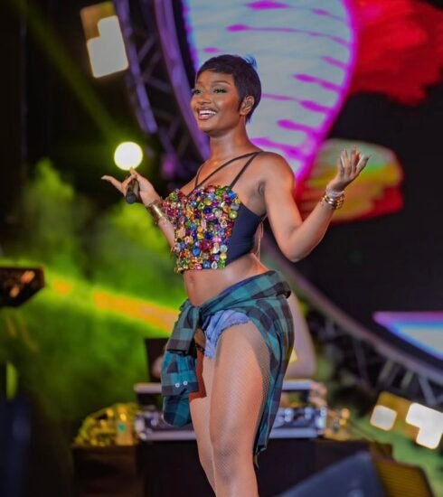 arya star on stage announcing her new album