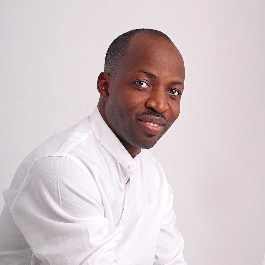 Dunsin Oyekan leading worship during Baruch Hashem Adonai chant