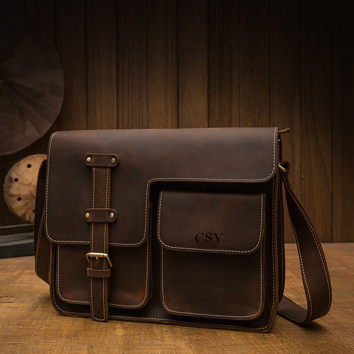 Messenger bag for professional men, versatile shoulder bag for work, meetings and everyday business use